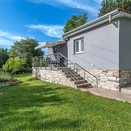 Apartman Lea *